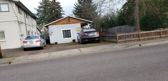 74 N 3rd St in Creswell, OR - Building Photo