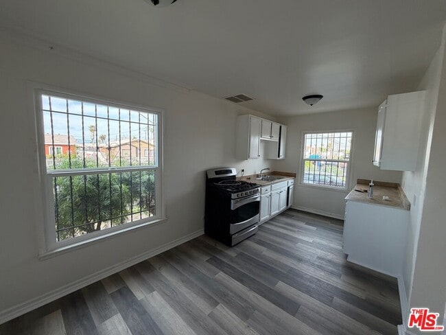 1104 W 93rd St in Los Angeles, CA - Building Photo - Building Photo