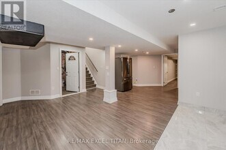 498 Thomas Slee Dr in Kitchener, ON - Building Photo - Building Photo