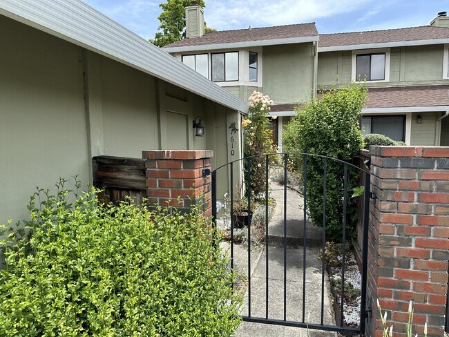 7610 Arbor Creek Cir in Dublin, CA - Building Photo - Building Photo
