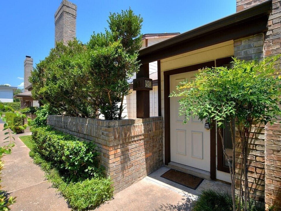 1748 Ohlen Rd in Austin, TX - Building Photo