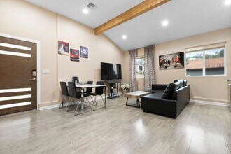 11429 Dona Pegita Dr, Unit 11427 in Studio City, CA - Building Photo - Building Photo