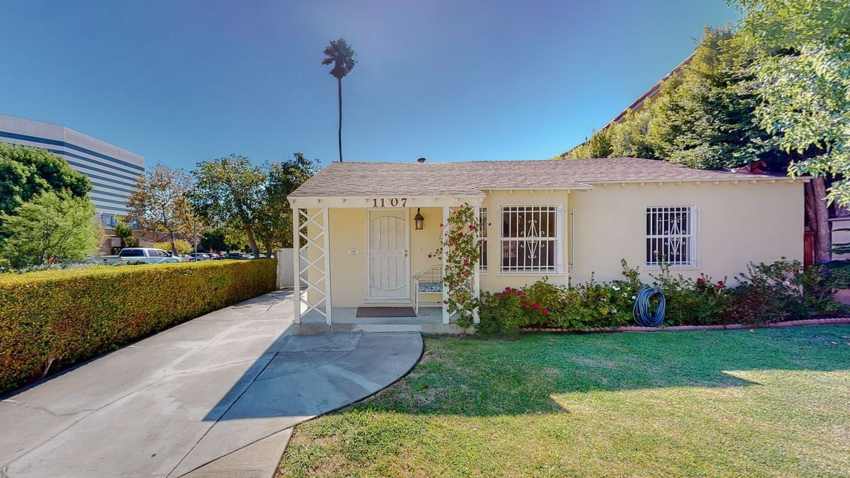 1107 S Bundy Dr in Los Angeles, CA - Building Photo
