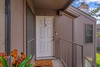 1201 Bering Dr, Unit 28 in Houston, TX - Building Photo - Building Photo