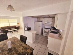 5112 Hollywood Blvd, Unit 2 in Hollywood, FL - Foto de edificio - Building Photo