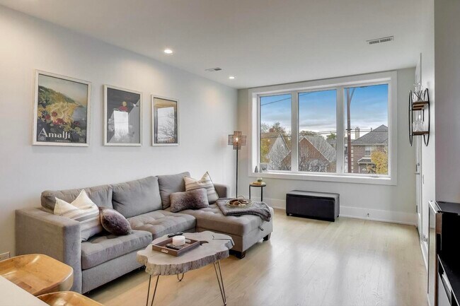 3320 N Narragansett Ave in Chicago, IL - Building Photo - Building Photo