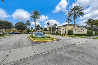 8838 W Flagler St in Miami, FL - Foto de edificio - Building Photo