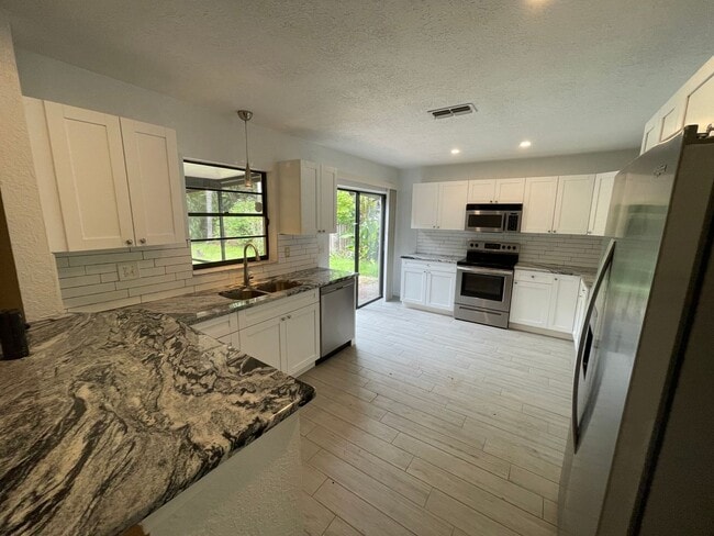 1807 Lk Crst Ave in Brandon, FL - Building Photo - Building Photo