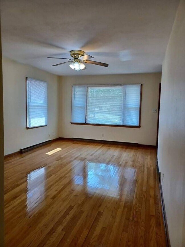 1215 Burton St in Rockford, IL - Building Photo - Building Photo