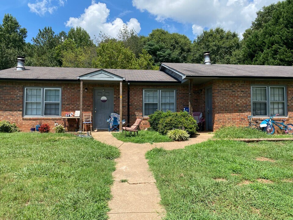 1260 Aiken Rd in Bogart, GA - Building Photo