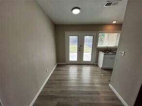 9726 Glengreen Dr in Dallas, TX - Foto de edificio - Building Photo