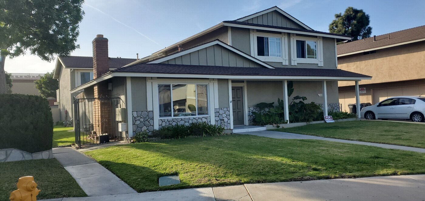 16601 Regina Cir in Huntington Beach, CA - Foto de edificio