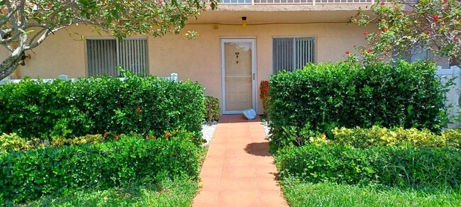6865 Huntington Ln in Delray Beach, FL - Building Photo - Building Photo
