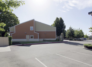 Eskaton Natomas Manor in Sacramento, CA - Building Photo - Building Photo