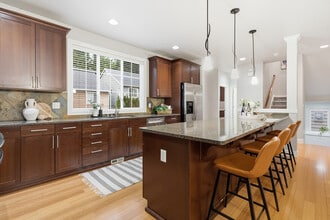 12325 NE 86th Way in Kirkland, WA - Foto de edificio - Building Photo