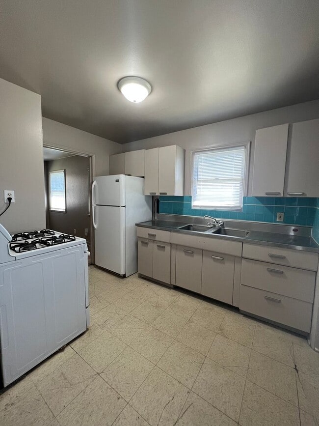 property at 2136-2136 E Peralta Wy