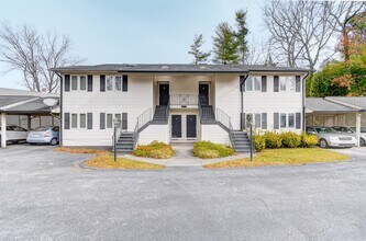 1104 N Main St in Hendersonville, NC - Foto de edificio - Building Photo