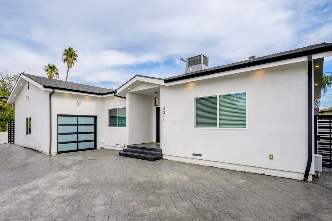 13311 Wixom St in North Hollywood, CA - Building Photo