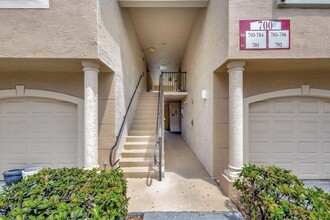 700 Crestwood Ct S in Royal Palm Beach, FL - Foto de edificio - Building Photo