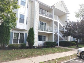 39 Dartmouth Way in North Brunswick, NJ - Building Photo