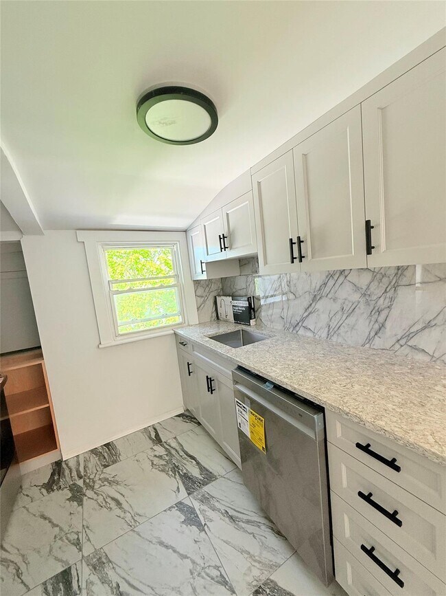 815 Carpenter Pl in Mamaroneck, NY - Building Photo - Building Photo