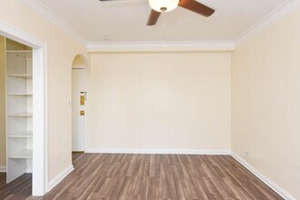 4521 N Malden, Unit 504 in Chicago, IL - Foto de edificio - Building Photo