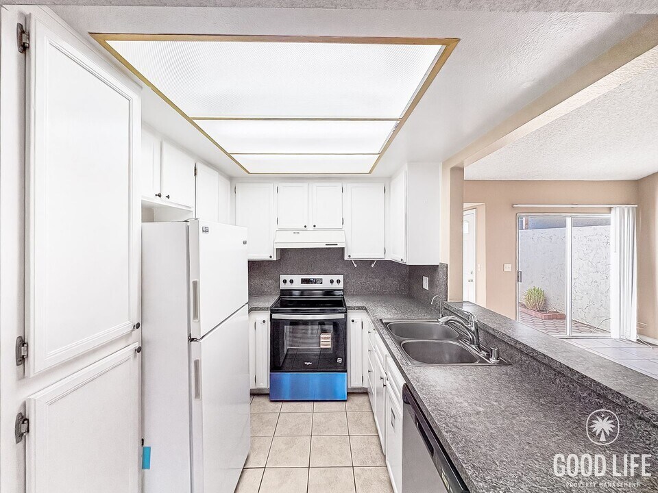 2812 E Valley Pkwy in Escondido, CA - Building Photo