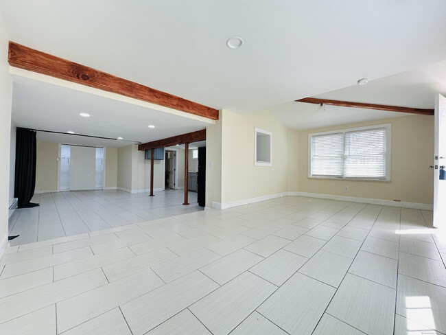 31 Brainerd Rd in Branford, CT - Building Photo - Building Photo