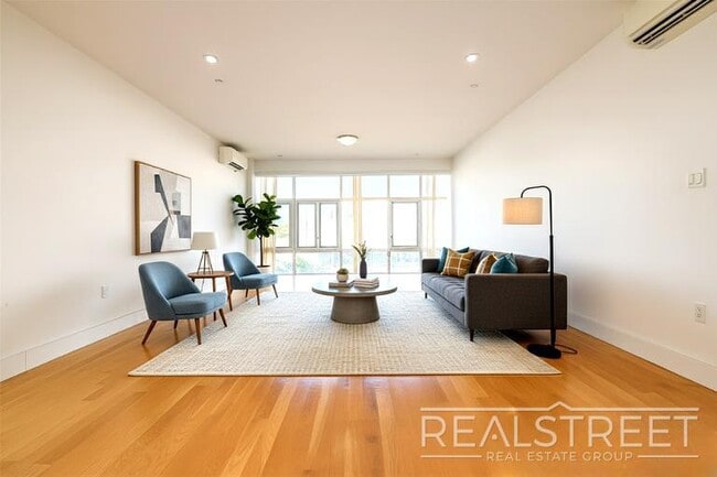 LUXURY 2 Bed LOFT in Queens!