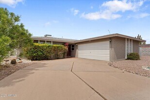 5152 E Emerald Cir in Mesa, AZ - Building Photo