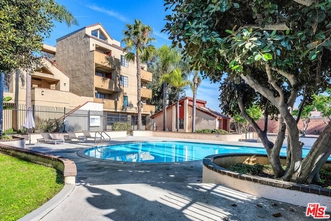 property at 941 W Carson St