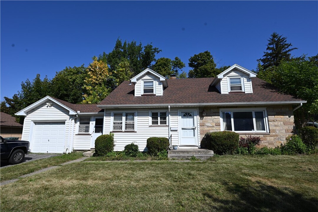 30 Redfern Dr in Rochester, NY - Building Photo