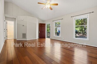 106 Laura May Ln in Chapel Hill, NC - Foto de edificio - Building Photo