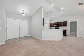 304 Woods Landing Dr in Lady Lake, FL - Building Photo - Building Photo
