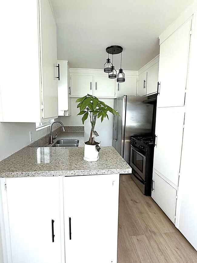 7125 Hawthorn Ave in Los Angeles, CA - Building Photo - Building Photo