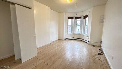 239 S 8th St-Unit -3 in Newark, NJ - Building Photo - Building Photo