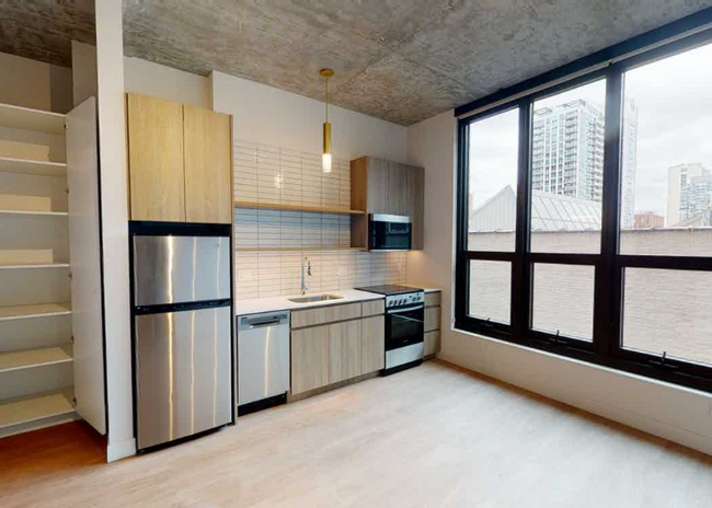 property at 823 N Wells St