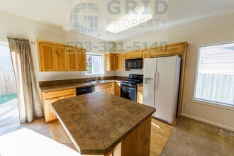 17934 SW Niks Dr in Aloha, OR - Building Photo - Building Photo