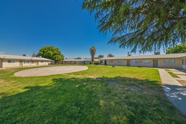 Terrace Way Gardens Apartments in Bakersfield, CA - Building Photo - Building Photo