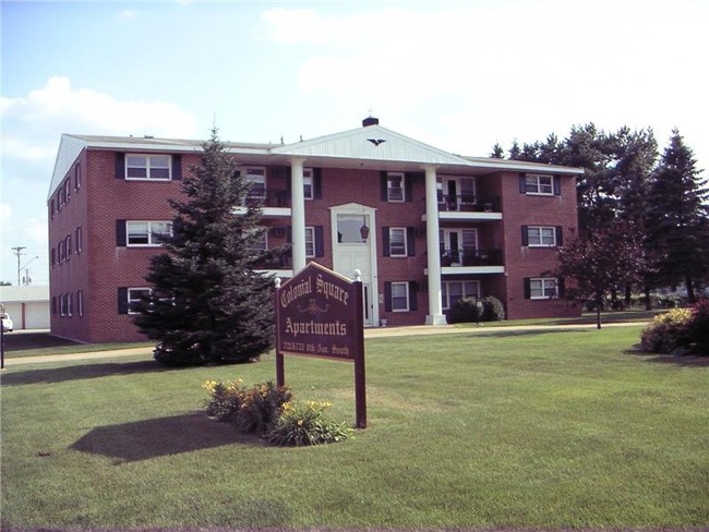 Colonial Square Apartments in Sauk Rapids, MN - Building Photo - Building Photo