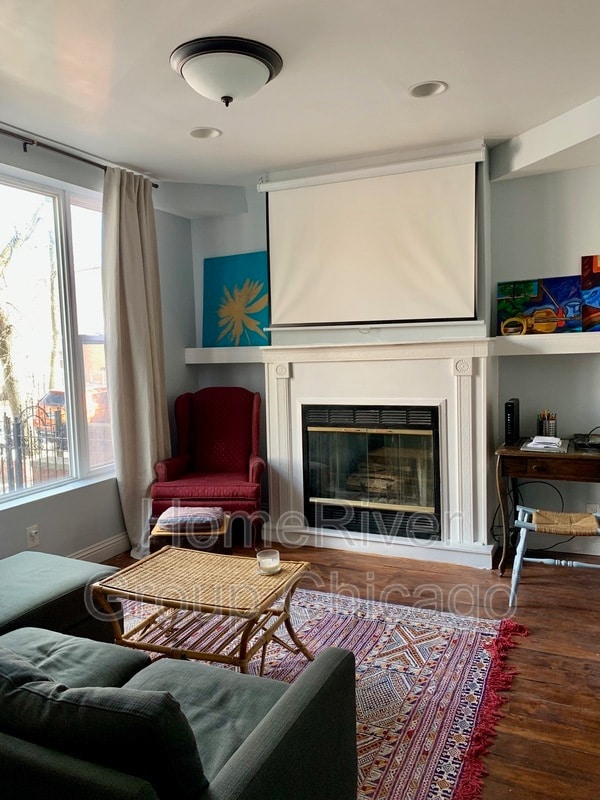 property at 1426 N Avers Ave