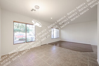 2000 W Periwinkle Way in Chandler, AZ - Building Photo - Building Photo