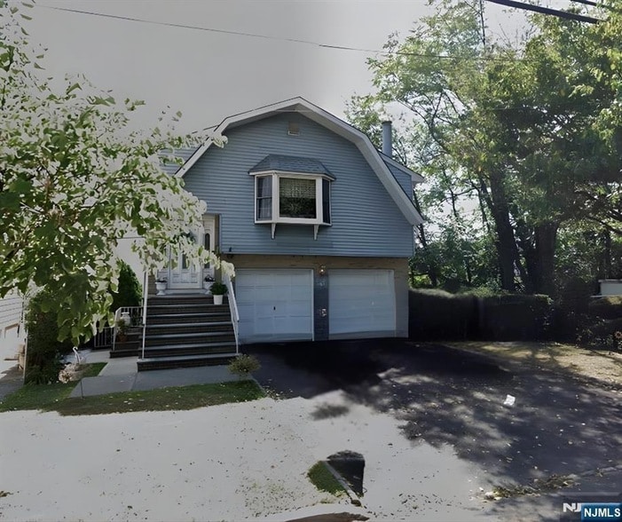 402 Farnham Ave in Lodi, NJ - Building Photo