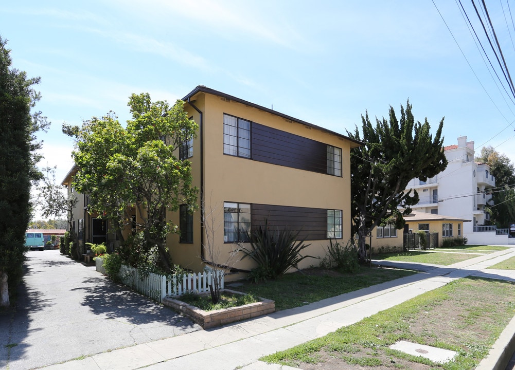 11828 Washington Pl in Los Angeles, CA - Building Photo