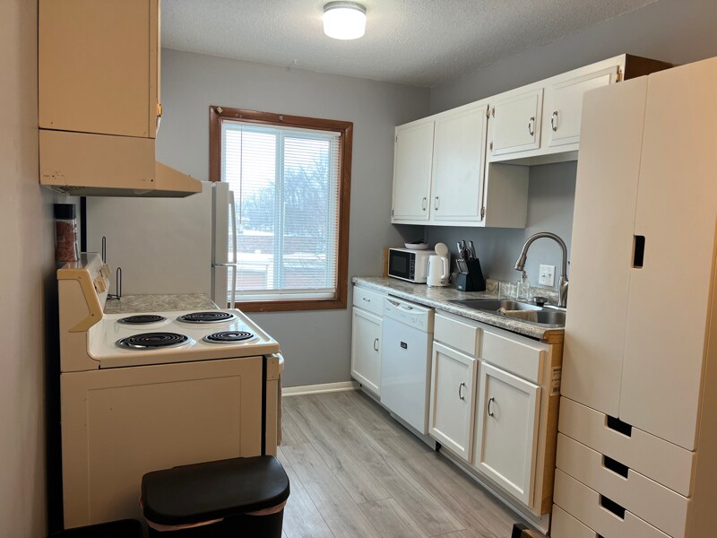 1911 Viking Dr NW in Rochester, MN - Building Photo