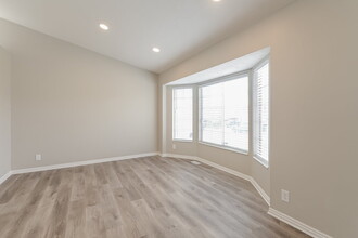 5564 Lopalena Cir in West Jordan, UT - Foto de edificio - Building Photo