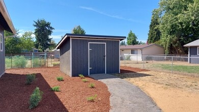 632 N 4th St in Aumsville, OR - Building Photo - Building Photo