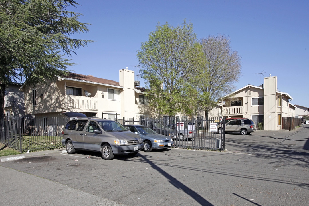 Ethan Way Townhouses in Sacramento, CA - Building Photo