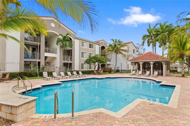 6851 SW 44th St in Miami, FL - Foto de edificio - Building Photo