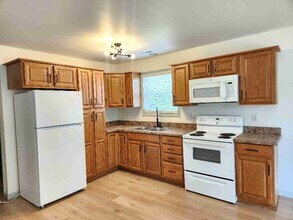 19 Thruway Dr, Unit Apt in Colora, MD - Foto de edificio - Building Photo